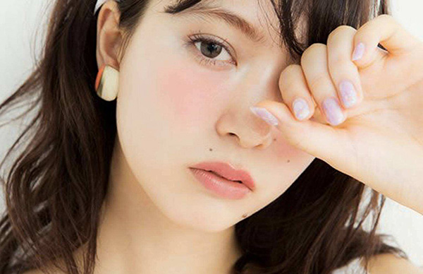 “剛睡醒妝”化妝教程，無辜又性感
