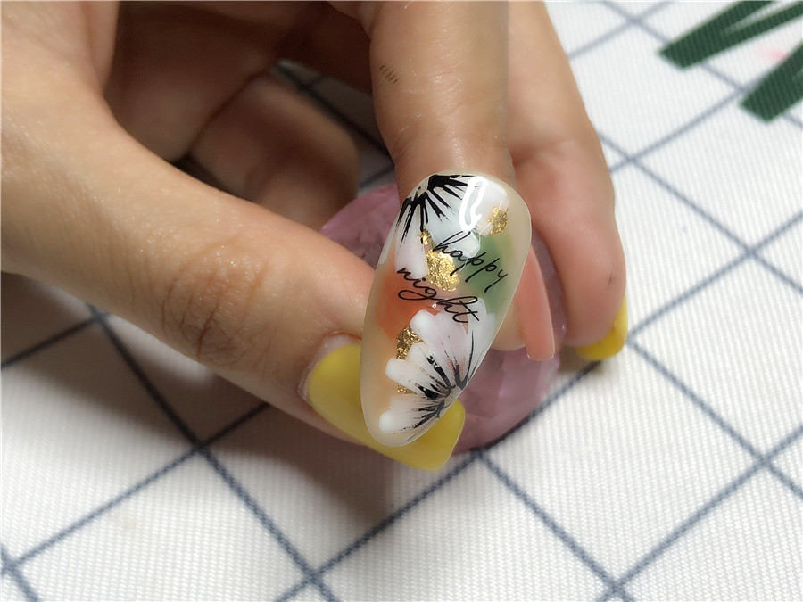 南寧美甲學(xué)校：指間開花，花開半夏