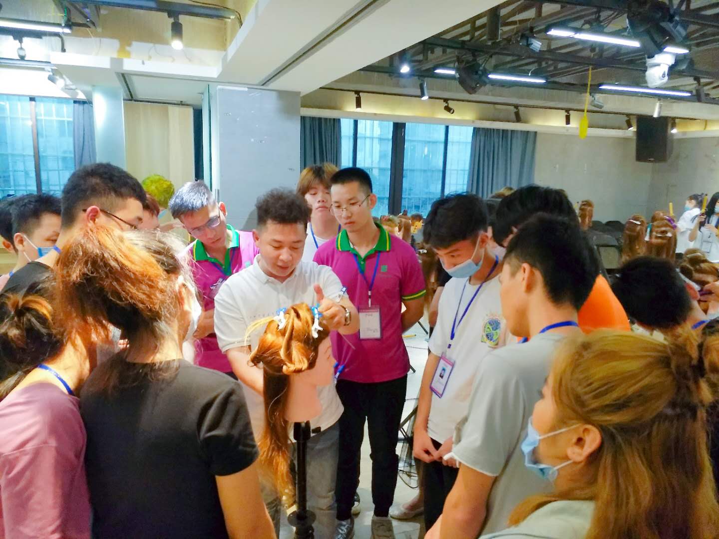 南寧美發(fā)學(xué)校：時尚電棒造型班開班，人氣爆棚