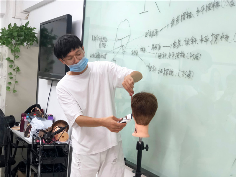 南寧美發(fā)課堂：360度男發(fā)手法演練，輕松攻破剪發(fā)難題