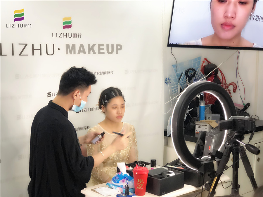 廣西彩妝學校：快看！畫真人了！