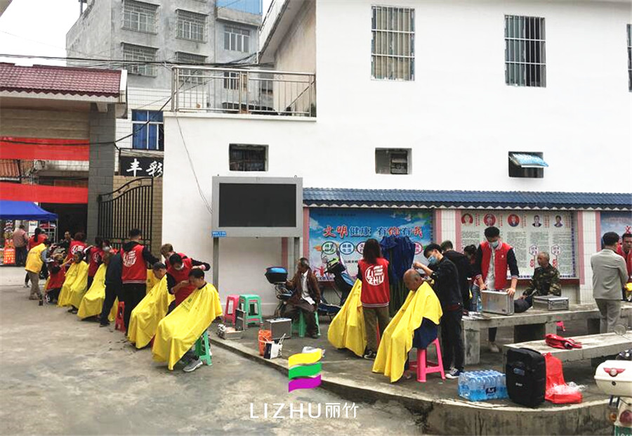 美發(fā)學(xué)校實踐：學(xué)習(xí)雷鋒，好榜樣