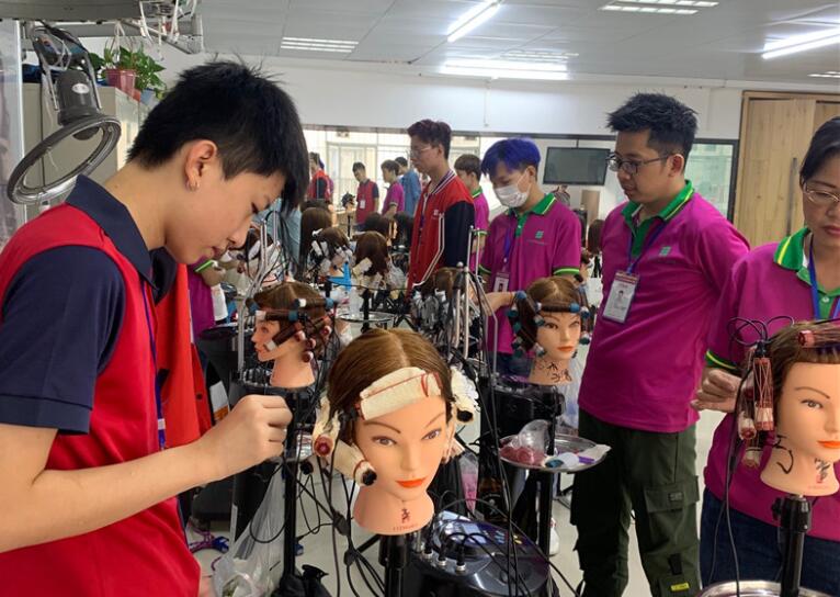 美發(fā)學(xué)?；ㄐ酰航K于可以上手熱燙