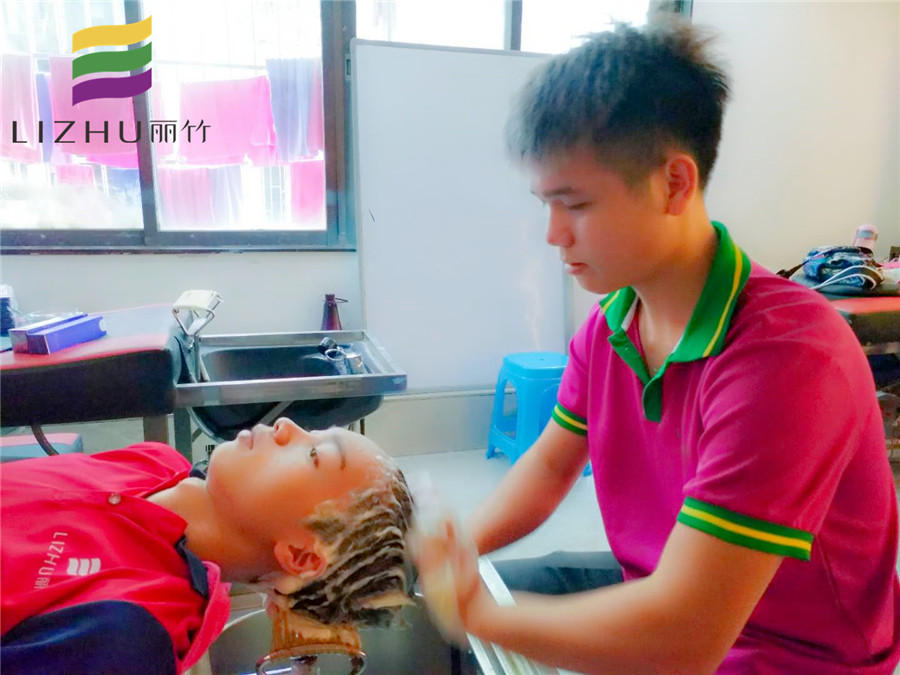 美發(fā)學(xué)員心得：老師，我們沒(méi)有忘