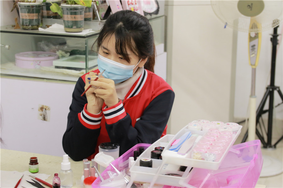 南寧美甲師培訓學什么？歡迎進班試聽美甲課程