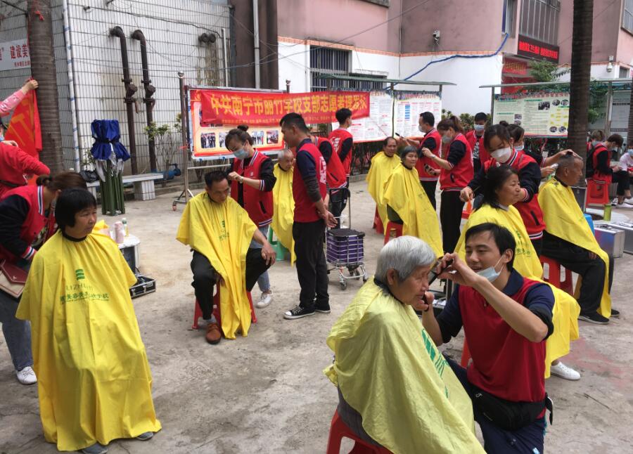 “雷鋒義剪”入社區(qū)，方知南寧美發(fā)學(xué)校哪家好