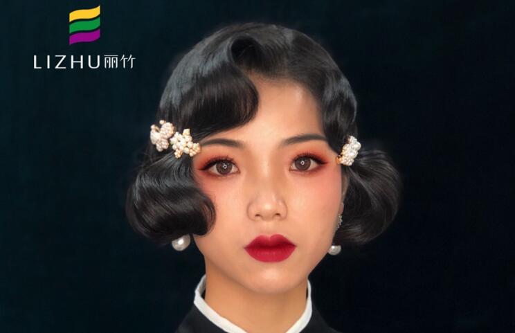 民國旗袍妝容，顯示南寧專業(yè)化妝學校實力