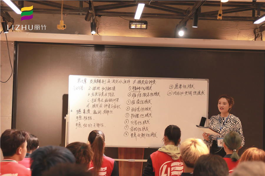 直擊美發(fā)課堂，感受廣西好的美發(fā)學(xué)校氛圍