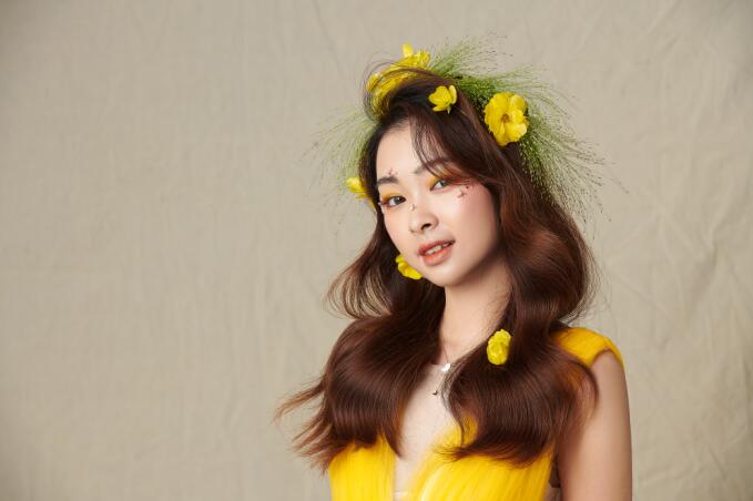 輕氧花漾披發(fā)造型，帶你去看南寧化妝學校哪家好