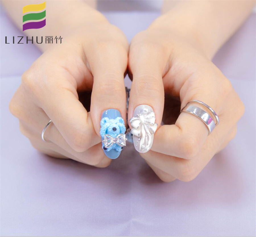 可愛卡通雕花美甲，精湛技法展示廣西美甲學(xué)校哪家技術(shù)好