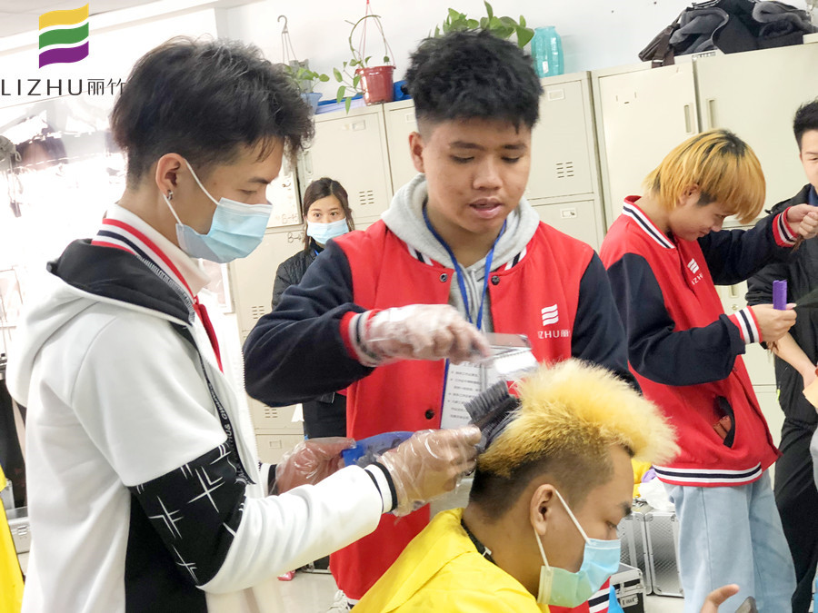 來南寧美發(fā)培訓(xùn)班，學(xué)專業(yè)染發(fā)技術(shù)