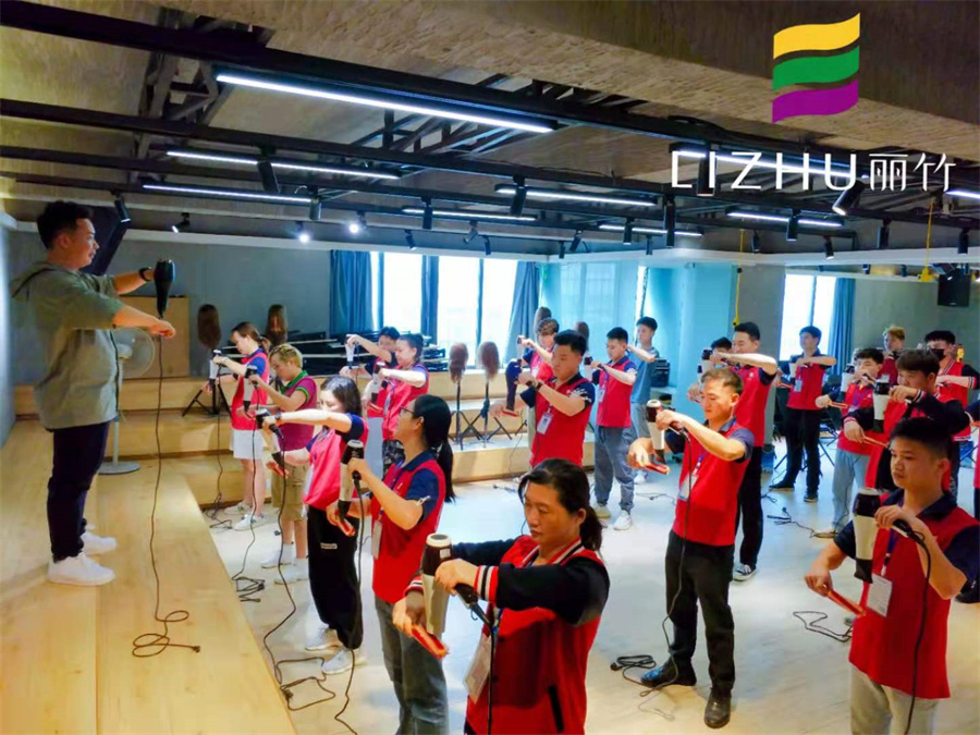 美發(fā)吹風(fēng)造型教程，廣西師資強的美發(fā)學(xué)校找到了