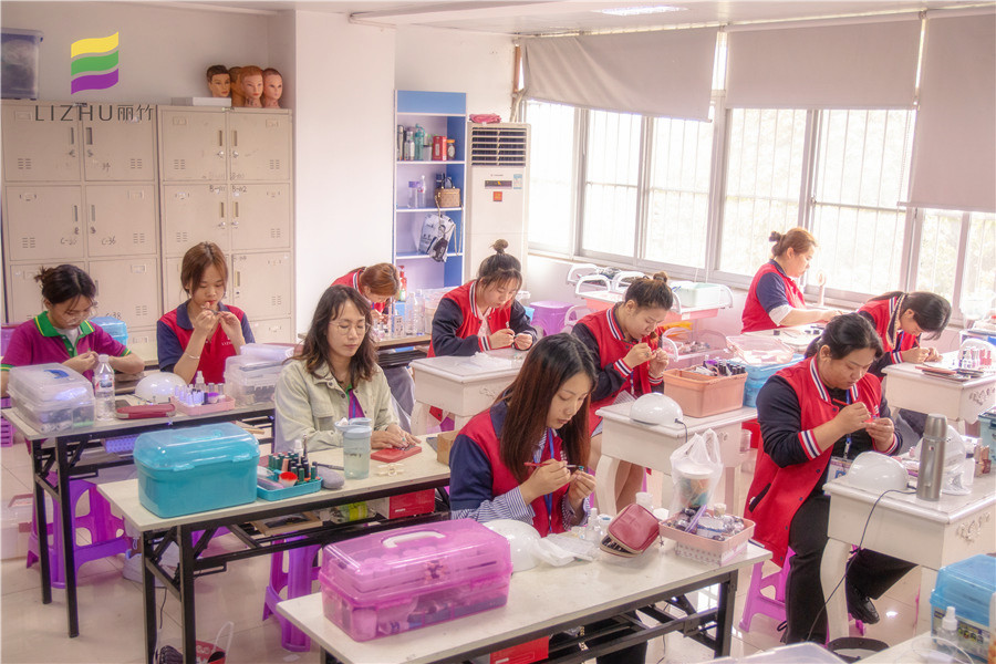 學(xué)美甲需要什么條件？南寧美甲培訓(xùn)學(xué)校為你解答