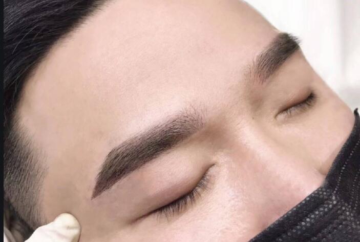 男士紋眉如何設(shè)計(jì)？快和廣西紋繡班學(xué)習(xí)