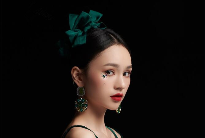 南寧彩妝培訓(xùn)學(xué)校作品：紅毯妝容造型