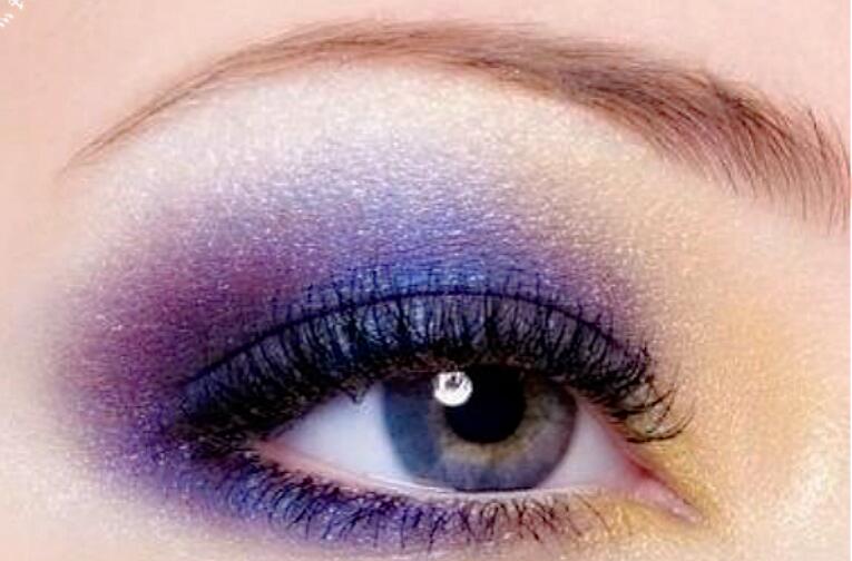 眼影脫妝怎么辦？南寧人氣高彩妝學(xué)校教你