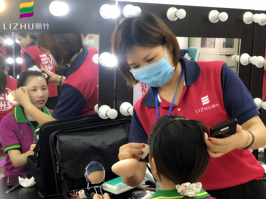 廣西美妝學(xué)校辯證：化妝對皮膚的傷害很大嗎？