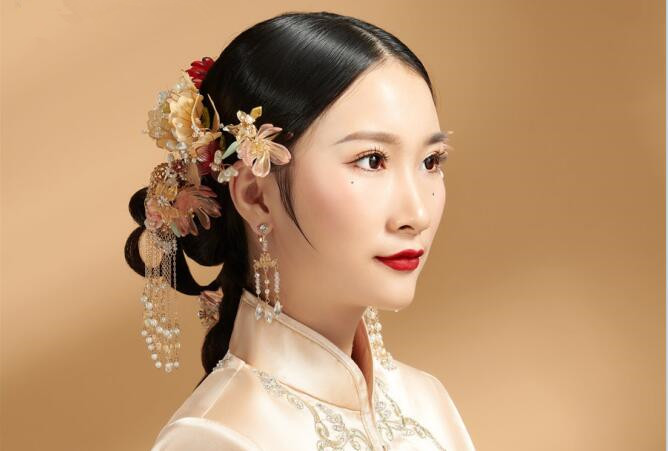 簡約秀禾新娘造型，看南寧化妝學(xué)校哪家有實力