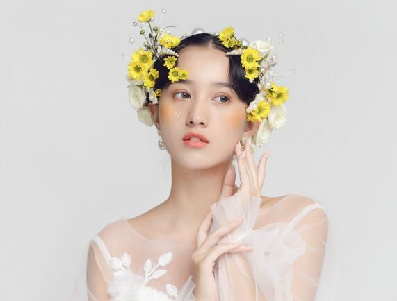 秋天適合哪種口紅色系？廣西專業(yè)化妝培訓(xùn)給你列清單