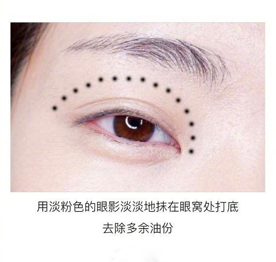 極簡約會(huì)妝容教程，和南寧彩妝學(xué)校學(xué)起來