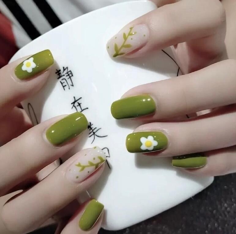 牛油果綠色美甲，和廣西美甲學(xué)習(xí)中心get起來(lái)