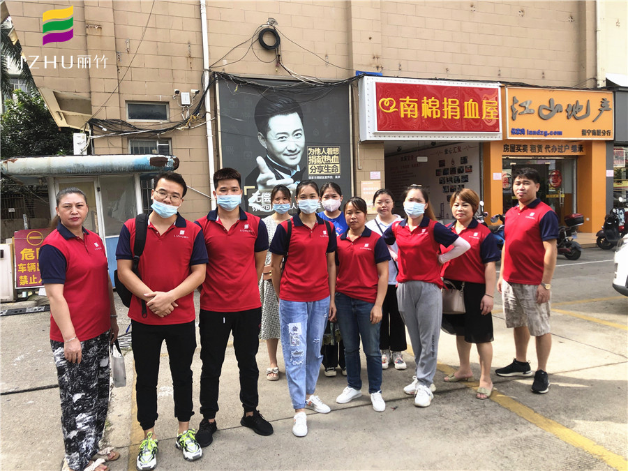部分師生在獻血屋前合影留念.JPG