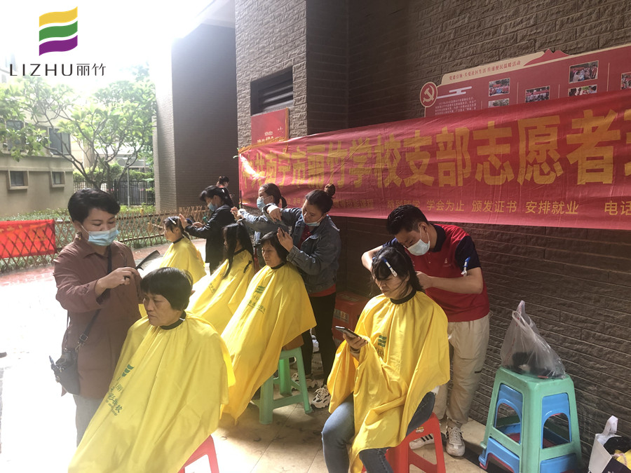 社區(qū)義剪暖人心！傳遞廣西專業(yè)美發(fā)學校正能量