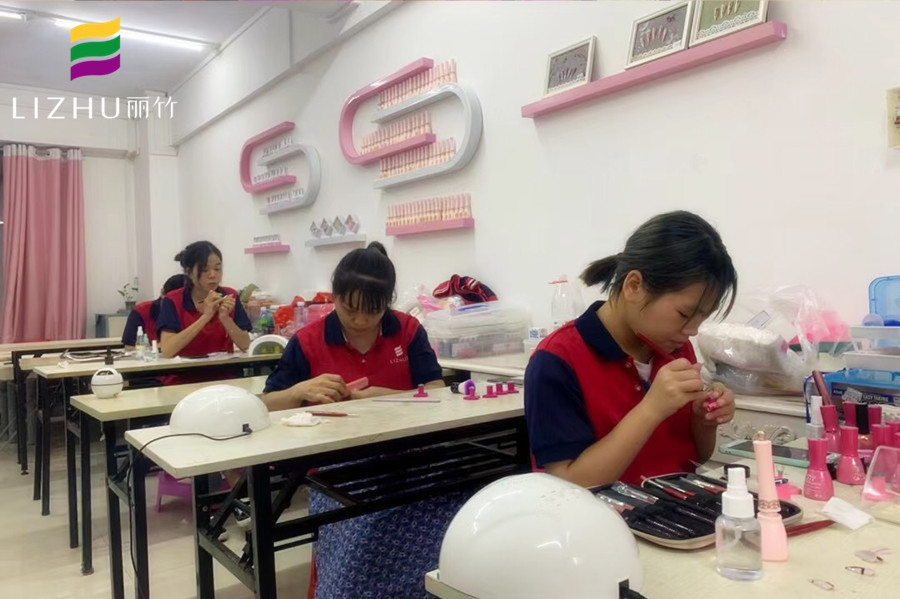 南寧專業(yè)美甲學校，教你專業(yè)美甲技術
