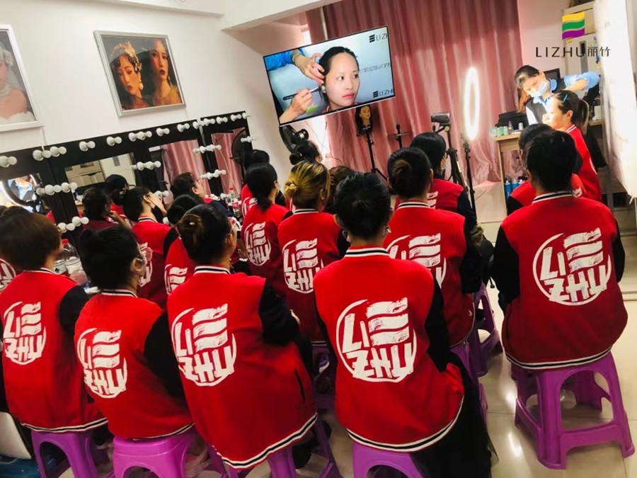 冬季正確的化妝步驟，這些技巧南寧化妝學(xué)校告訴你