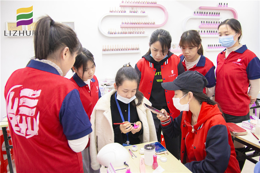 雕花美甲步驟，一起去南寧排名前十美甲學(xué)?？纯?>
								
								<span id=