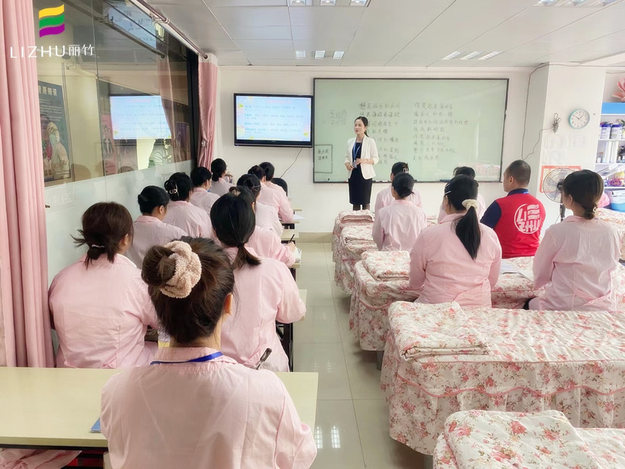 美容培訓(xùn)，來(lái)廣西專業(yè)美容培訓(xùn)學(xué)校