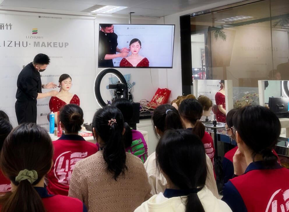麗竹彩妝學(xué)校上演“換臉術(shù)”，展現(xiàn)南寧學(xué)彩妝哪家技術(shù)強(qiáng)