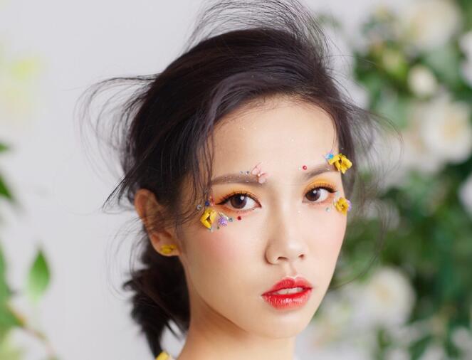 方型臉如何畫新娘妝？廣西南寧化妝學(xué)校教你