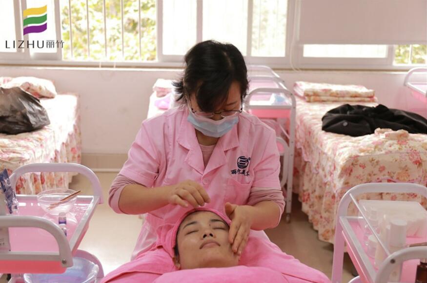 美容師不告訴你的皮膚護理小技巧，麗竹美容學(xué)校幫你找到啦