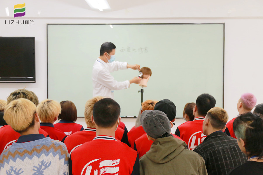 推剪的練習(xí)方法，廣西教美發(fā)基礎(chǔ)的學(xué)校分享