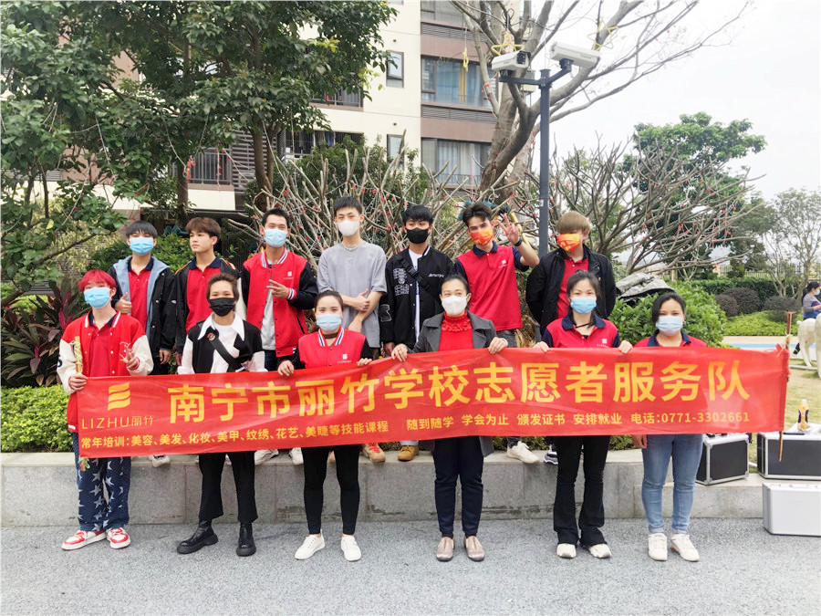 南寧美發(fā)學校小區(qū)理發(fā)，積極發(fā)揚“雷鋒精神”