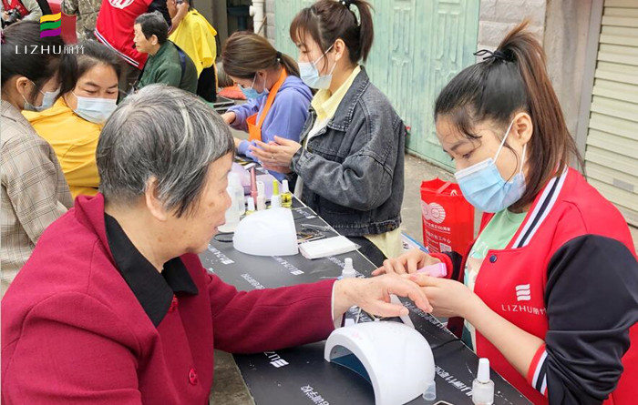 廣西美甲學校公益美甲進社區(qū)，居民連聲道謝與稱贊