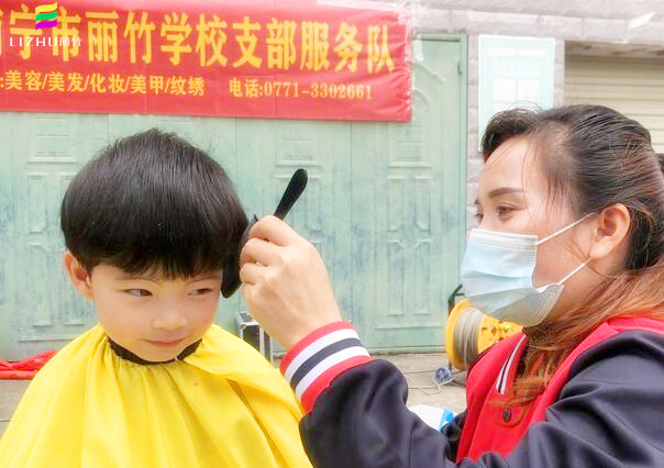 南寧麗竹學校公益理發(fā)，爭當群眾身邊的“活雷鋒”