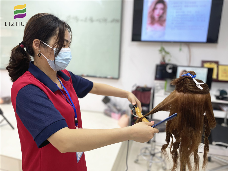 美發(fā)新手使用電卷棒操作方法，南寧美發(fā)課程