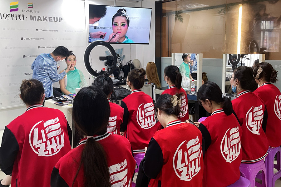 廣西彩妝學(xué)校舞臺妝欣賞，展現(xiàn)色彩夸張之美