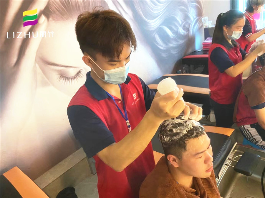 中式洗頭與泰式洗頭的不同，南寧美發(fā)洗頭學(xué)校專業(yè)解答