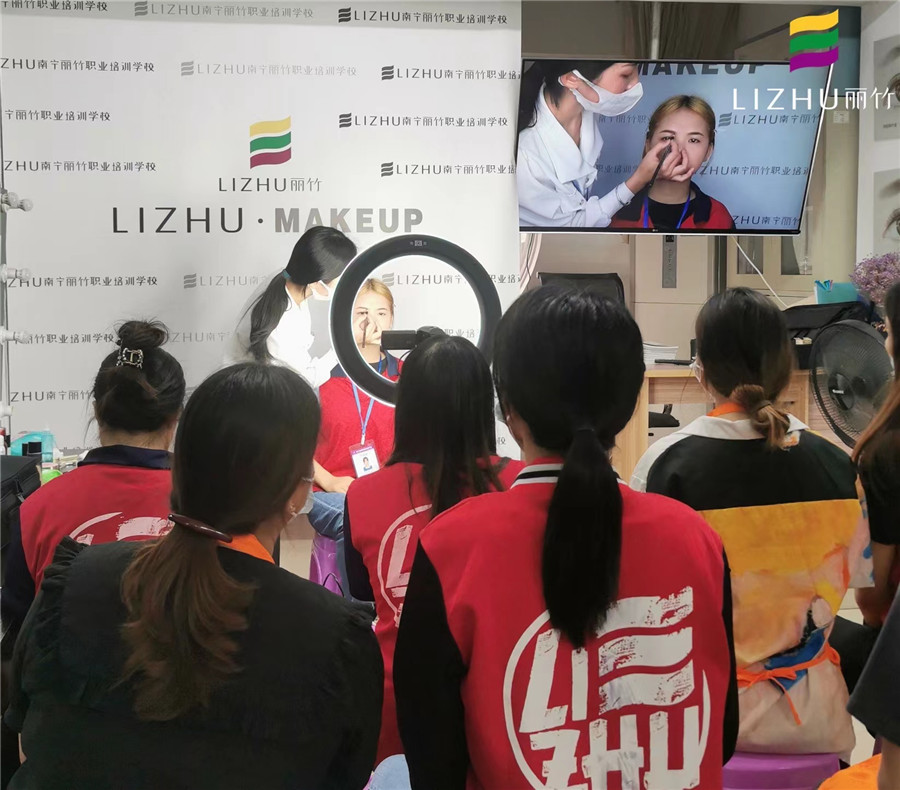 化妝新手畫眉方法，廣西化妝彩妝培訓(xùn)學(xué)校演示手法