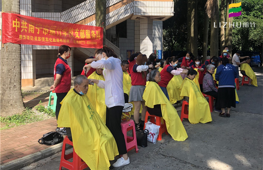 免費理發(fā)進社區(qū)，廣西美發(fā)培訓學校實踐活動