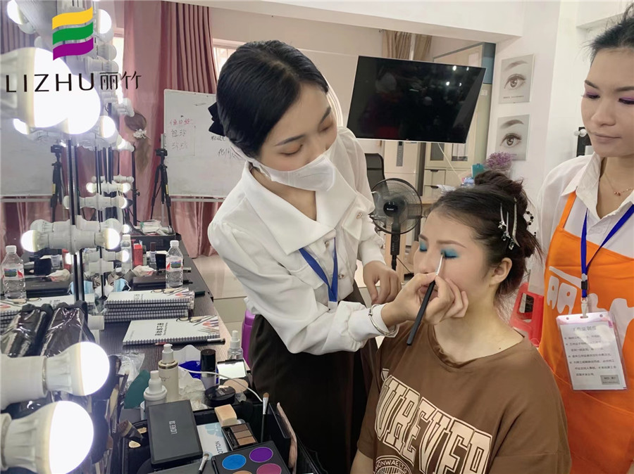 舞臺妝眼影怎么畫？南寧化妝培訓(xùn)眼妝教程