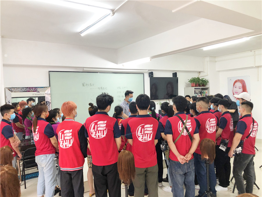美發(fā)邊緣修剪常用步驟，南寧專業(yè)正規(guī)美發(fā)學(xué)校授課