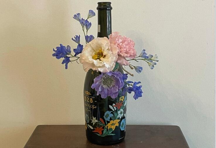 南寧哪里可以學(xué)花藝？先來看看酒瓶插花作品