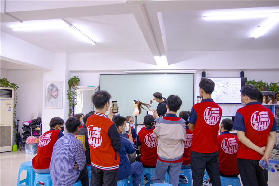 中長(zhǎng)發(fā)尾層次修剪，南寧理發(fā)培訓(xùn)學(xué)校演示手法