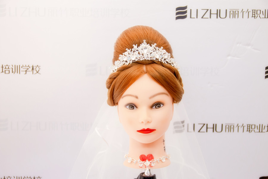 “赫本包”的特點(diǎn)，南寧盤發(fā)培訓(xùn)學(xué)校幫你整理