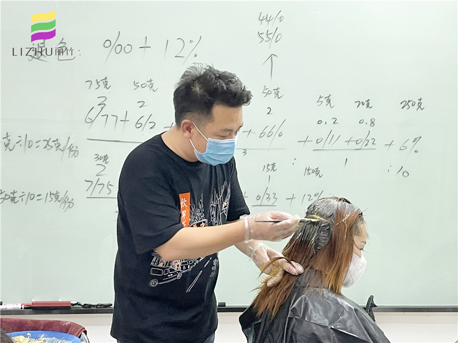 自己染發(fā)的技巧，廣西專業(yè)染發(fā)培訓(xùn)學(xué)校教你