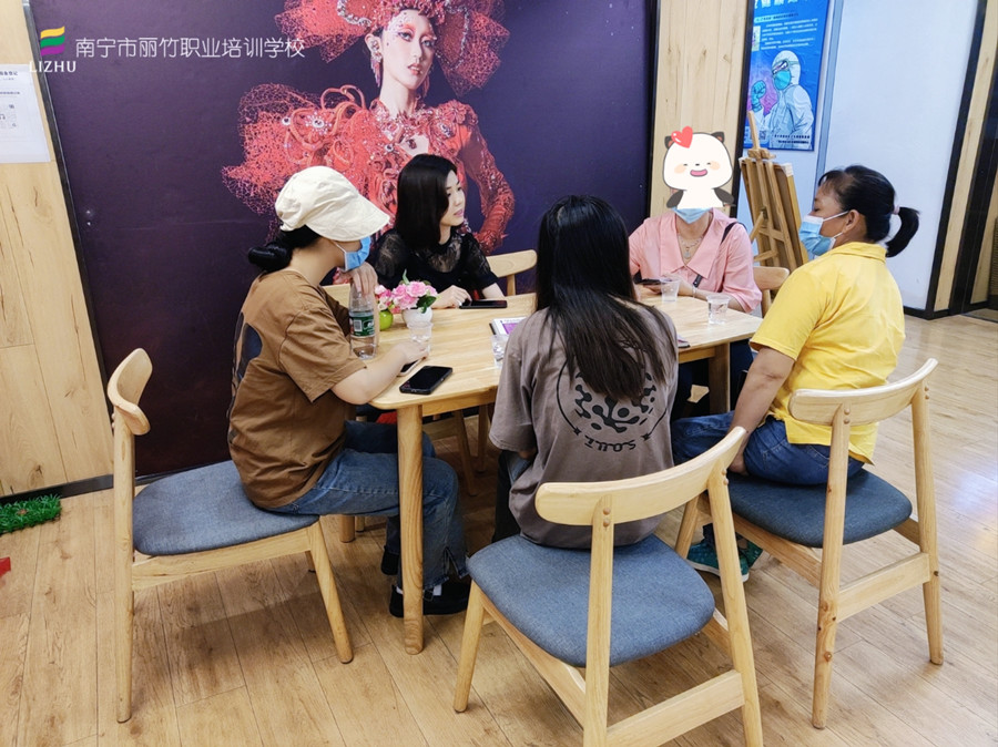 忙！忙！忙！麗竹學(xué)校人氣火爆的招生大廳